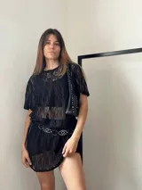 Vestido corto de encaje negro con forro interior.