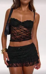 Top negro de encaje con breteles finos y copas con aro.