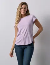 Remera verde de modal, marca Cupio, con cuello a la base, manga corta y terminación de ruedo redondeado.