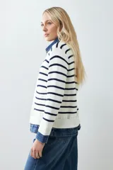 Chaqueta tejida a rayas horizontales color blanco y azul marino, con cuello y detalles en denim.