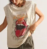 Remerón color crema con estampado de labios rojos con leopardo y encaje en los hombros.