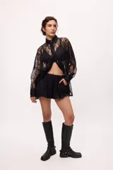 Short celeste con cintura elastizada y bolsillos laterales.