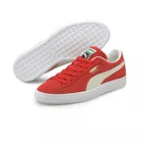 Championes Puma Suede Classic de gamuza color verde con franja lateral blanca y suela de goma blanca.