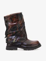 Bota corta de cuero bovino con efecto envejecido y desgastado en tonos marrón oscuro y negro. Presenta un diseño robusto con caña arrugada, cierre lateral diagonal con tirador metálico dorado y suela track gruesa.