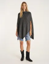 Poncho tejido de punto grueso, color mostaza/mostaza oscuro, con cuello redondo y caída amplia.