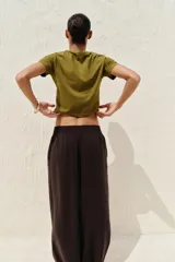 Camiseta de manga corta con cuello redondo, corte cropped y patrón de rayas horizontales en azul marino y blanco.