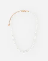 Gargantilla choker de perlas blancas con cadena dorada ajustable.