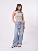 Musculosa negra de punto acanalado con cuello redondo y ribete blanco en cuello y sisas.