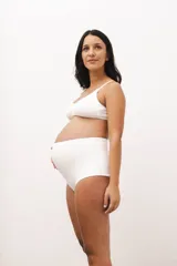 Culotte maternal blanco de algodón con doble tela, sin elásticos que marquen. Ideal para embarazo y postparto.