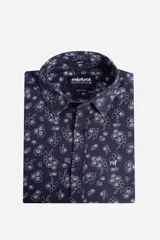 Camisa de manga corta azul marino con estampado de estrellas blancas, corte slim fit y logo bordado en el pecho.