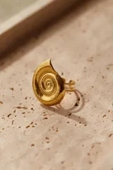 Anillo dorado de acero inoxidable bañado en oro de 18K, con forma de caracol.