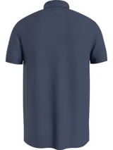 Chomba azul de piqué de algodón elástico, corte regular, cuello clásico y tapeta de dos botones. Logo de Tommy Hilfiger bordado en el pecho.