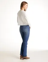 Chaqueta tejida blanca de la marca Rio & Rian, con cuello a la base bordado con perlas y canutillos. Cuenta con broche de enganche interno, bolsillos simulados en la delantera con aplique de brillos, y vivo delantero y puños en tejido lurex.