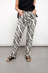 Pantalón de tiro alto y corte ancho con estampado de cebra. Confeccionado en algodón.