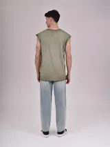 Musculosa verde militar con cuello redondo y estampado frontal con la leyenda "Street Culture" en letras blancas.