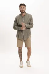 Camisa de lino color verde oliva, corte slim, cuello mao y mangas largas con puños abotonados.