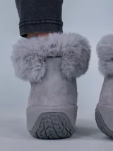 Botín acordonado de cuero color gris con cuello de piel sintética. Cuenta con suela con tecnología Spinal Flex y plantilla de algas recicladas.
