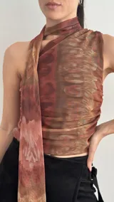 Top de tul con estampado abstracto en tonos marrones y beige, forrado en la parte delantera y con cuello halter que se ata al cuello.