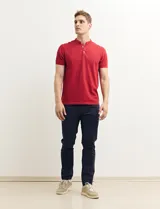 Remera manga corta con cuello mao y media botonadura, color azul.