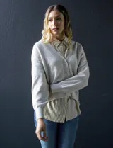 Cardigan tejido color beige de la marca Philosophy, con escote en V y abertura central con botones.