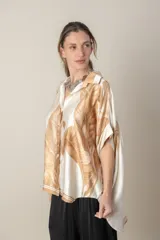 Camisa italiana color natural con estampado de hojas de palma en tonos marrones. Corte holgado, talle único.