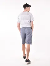 Bermuda de color negro con corte clásico y ajuste cómodo, ideal para actividades diarias.