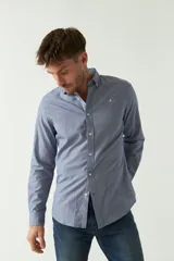 Camisa celeste de manga larga para hombre, con logo bordado y fit slim. Confeccionada en 100% algodón.