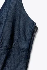 Vestido midi de denim azul oscuro, con tirantes anchos ajustables, escote redondo y falsos botones delanteros.