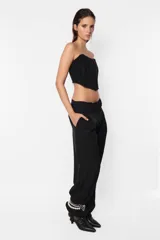 Corset color beige, strapless, con ballenas internas y ajuste elastizado en la espalda.