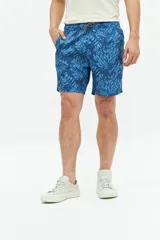 Short de baño largo azul con estampado abstracto de hojas en tonos azules más claros. Posee cintura elástica con cordón de ajuste gris, bolsillos laterales y un bolsillo trasero.