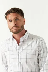 Camisa celeste a cuadros, de corte slim fit, manga larga y logo bordado. Confeccionada en 100% algodón.