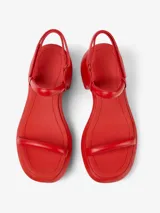 Sandalias rojas de cuero vacuno con dos tiras finas en el empeine, pulsera con hebilla al tobillo y tacón cuadrado.