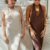 Aros tipo botón dorados con textura irregular que simula la superficie de un molusco.