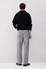 Pantalón de jean gris de corte holgado, con tiro bajo y cinco bolsillos.