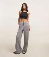 Pantalón gris de corte ancho, confeccionado en tejido de punto rib, con cintura elástica y cordón de ajuste.
