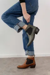 Botas Chelsea de cuero color marrón oscuro, con paneles laterales elásticos en marrón y suela de goma.