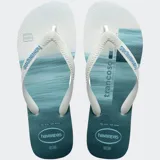 Ojotas Havaianas con base blanca y celeste con estampado de olas y logo de la marca.