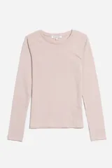 Remera de manga larga color rosa pálido, con cuello redondo.