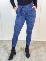 Pantalón largo de jacquard floral azul con bolsillos delanteros funcionales y falsos bolsillos traseros.