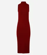 Vestido midi de punto acanalado color borgoña, con cuello alto y sin mangas. Corte recto y textura acanalada.