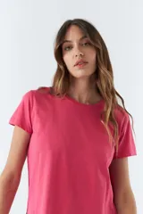 Remera de manga corta para dama, color blanco, con escote redondo y corte suelto.