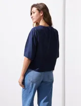 Blusa marrón de lyocell con escote en V y mangas cortas.