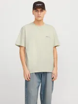 Camiseta de manga corta color beige, con cuello redondo y estampado en la espalda con el logo de la marca Jack & Jones.