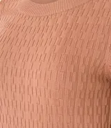 Blusa color ladrillo de punto con textura acanalada, cuello redondo y mangas cortas.