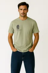 Remera verde oliva de manga corta, corte holgado y cuello redondo. Estampado frontal con dibujo de una tienda de discos y texto en inglés.