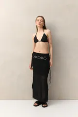 Falda larga de tejido de punto calado color negro, con cintura alta y corte ajustado.