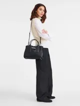 Cartera Longchamp modelo Le Roseau, tamaño mediano, color negro, confeccionada en cuero, con doble asa corta y correa larga extraíble. Cierre con broche metálico.