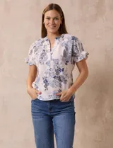 Blusa estampada marca Floral & Ivy, de mangas cortas con volados, cuello a la base con escote en V y elástico fruncido en mangas y espalda.