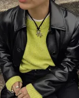 Collar con dije de bronce macizo con forma orgánica o de coral, suspendido de un hilo de seda natural color naranja.