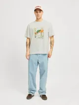 Camiseta color crema de manga corta y cuello redondo con estampa de personas comprando en un mercado.